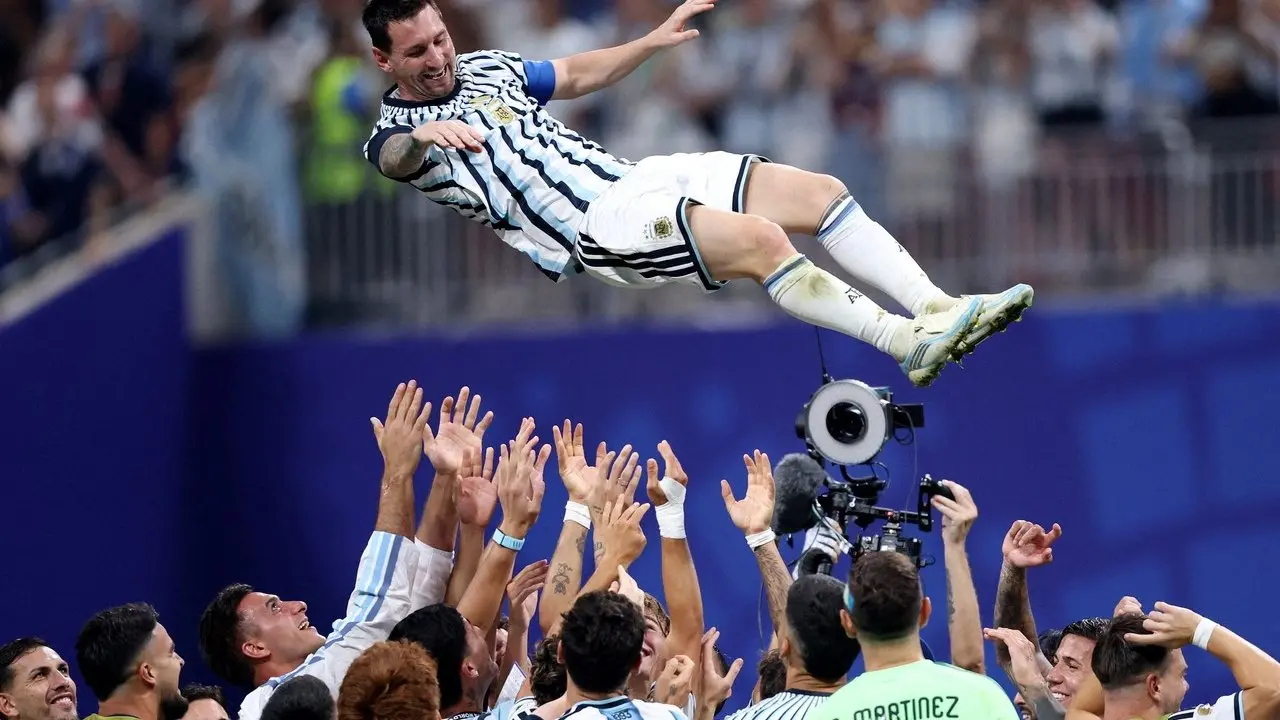 Jersey Emas Sambut Laga Pamungkas Lionel Messi Bersama Argentina