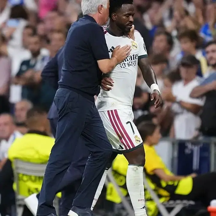 Jose Mourinho Bela Vinicius Jr. dari Cemoohan Suporter Real Madrid
