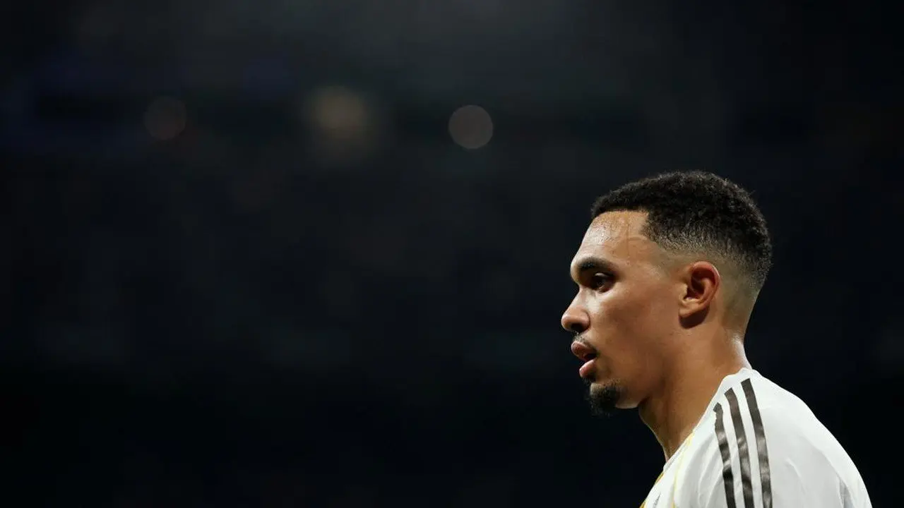 Jose Mourinho Nilai Trent Alexander-Arnold Kurang Ideal sebagai Gelandang