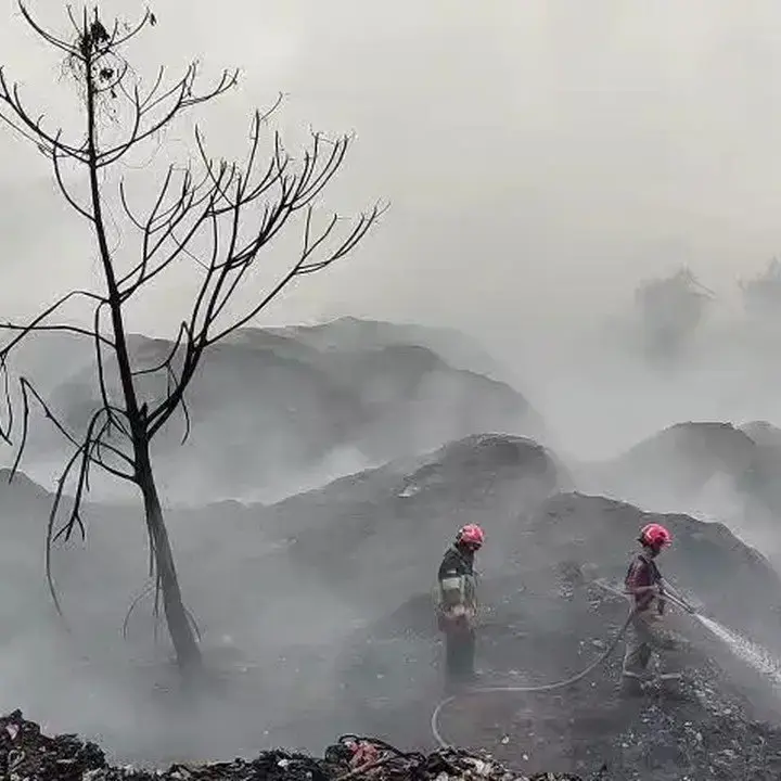 Kebakaran TPA Galuga Berlanjut, Puluhan Petugas Damkar Masih Berjibaku Padamkan Api