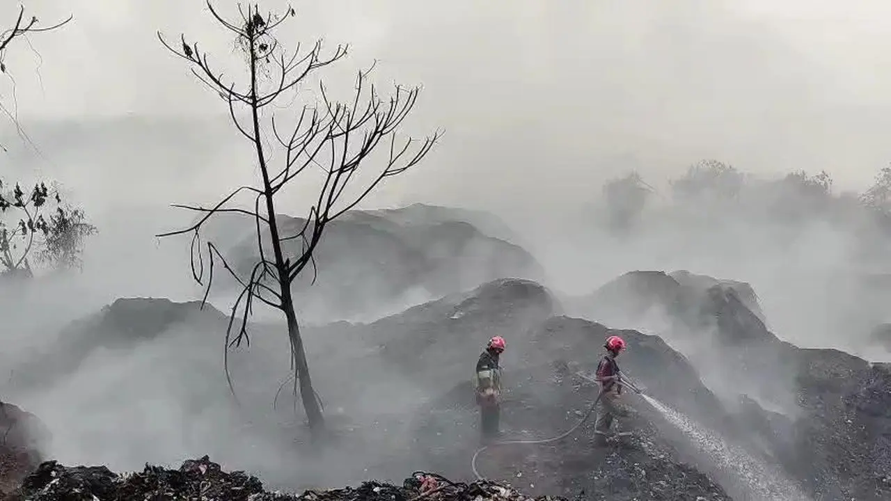 Kebakaran TPA Galuga Berlanjut, Puluhan Petugas Damkar Masih Berjibaku Padamkan Api