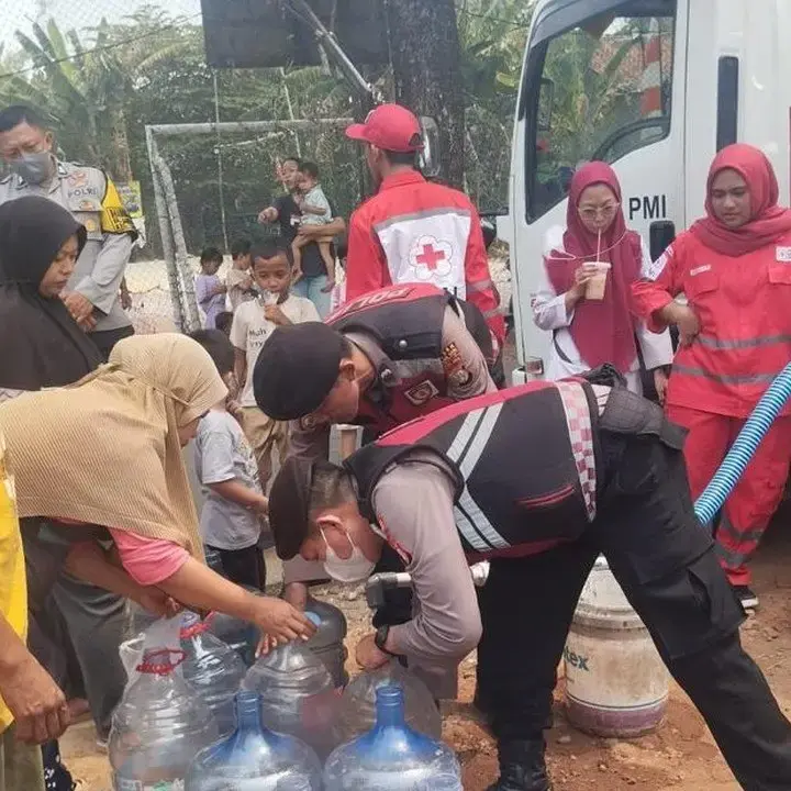 Kekeringan Melanda Depok, Polsek Bojongsari Bersama PMI Salurkan Air Bersih