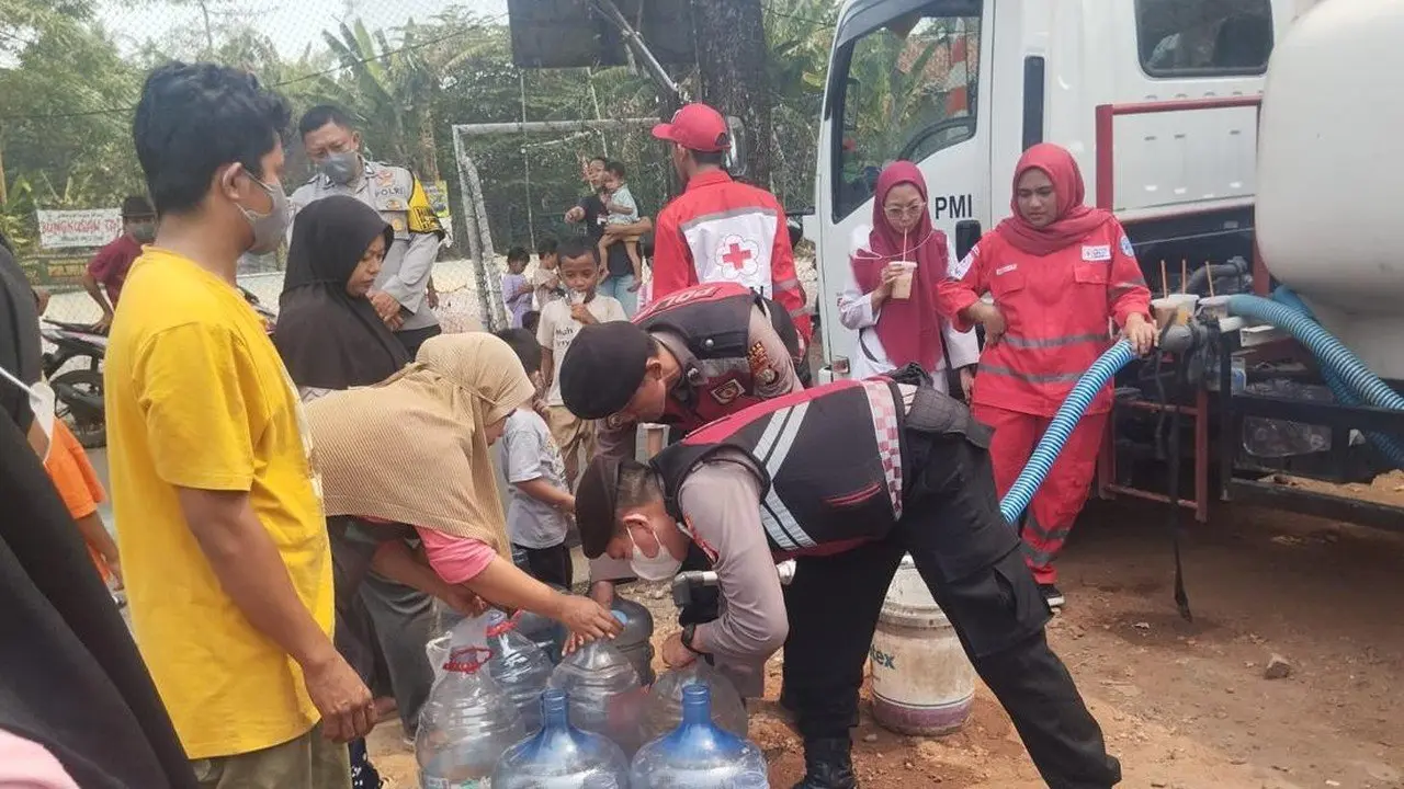 Kekeringan Melanda Depok, Polsek Bojongsari Bersama PMI Salurkan Air Bersih