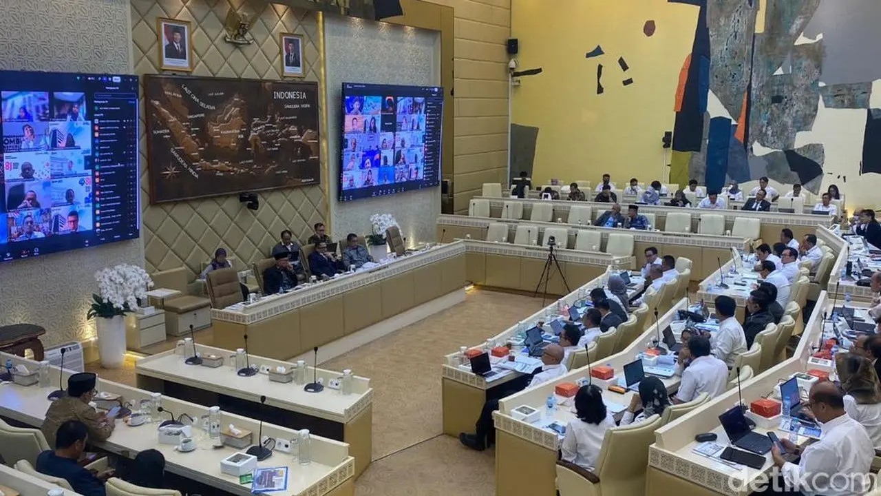 Ketua Ombudsman Absen di Rapat DPR, Terkendala Abu Vulkanik Gunung Anak Krakatau