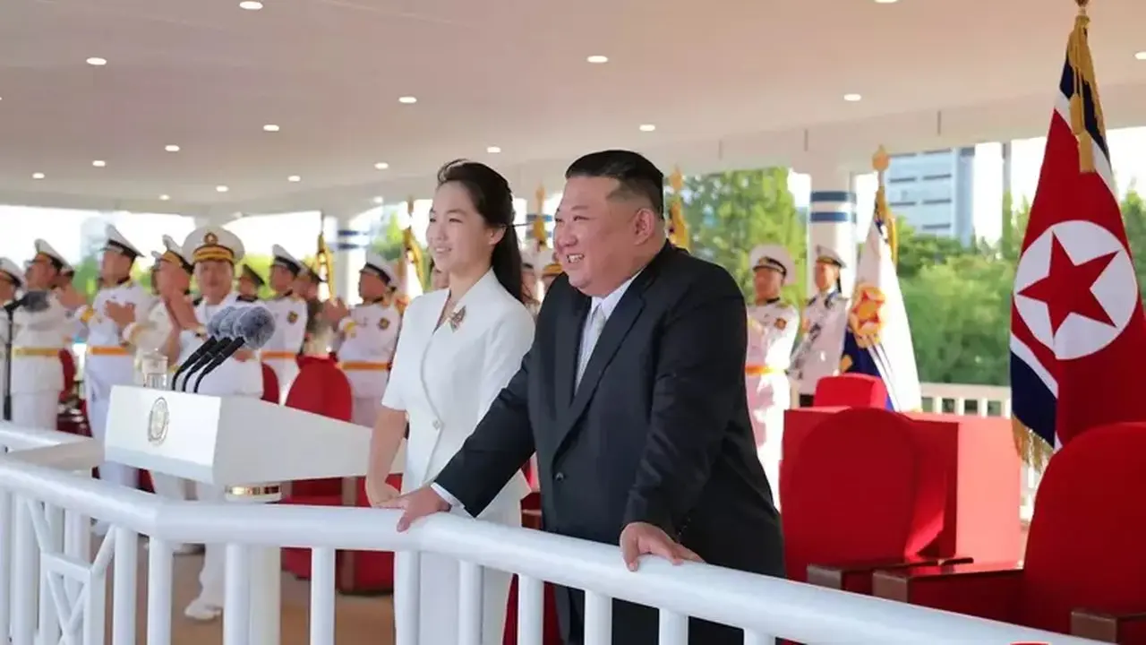 Kim Jong Un Luncurkan Kapal Perusak Nuklir "Kang Kon", Perkuat Armada Laut Korut