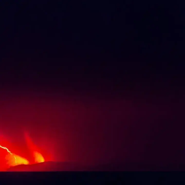 Kronologi Erupsi Anak Krakatau: Dari Status Siaga hingga Abu Vulkanik Meluas