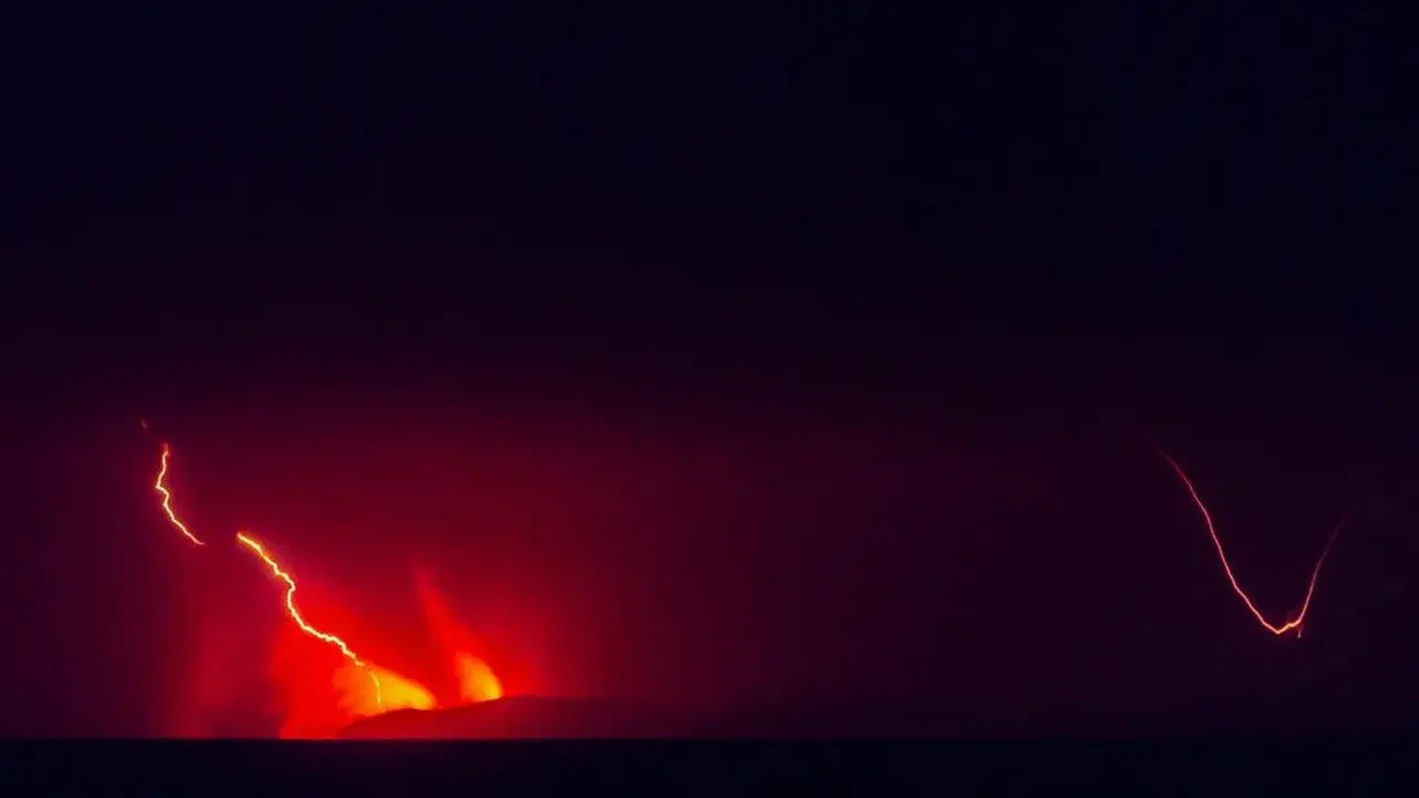 Kronologi Erupsi Anak Krakatau: Dari Status Siaga hingga Abu Vulkanik Meluas