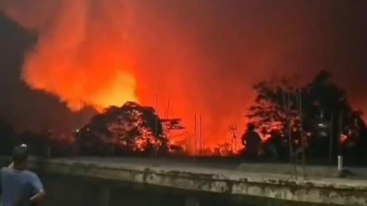 Lahan Terbakar Dekat TPA Galuga Bogor, Petugas Berupaya Keras Padamkan Api