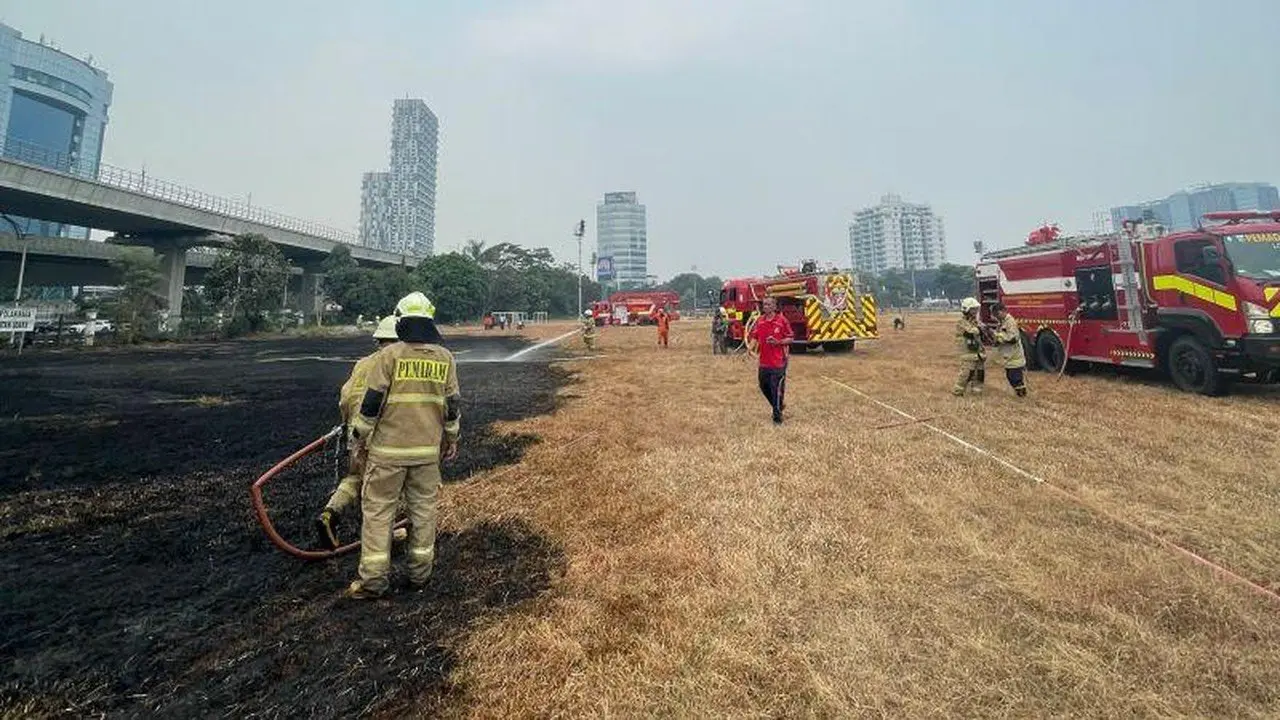 Lapangan Bola di Pancoran Terbakar, Diduga Dipicu Puntung Rokok