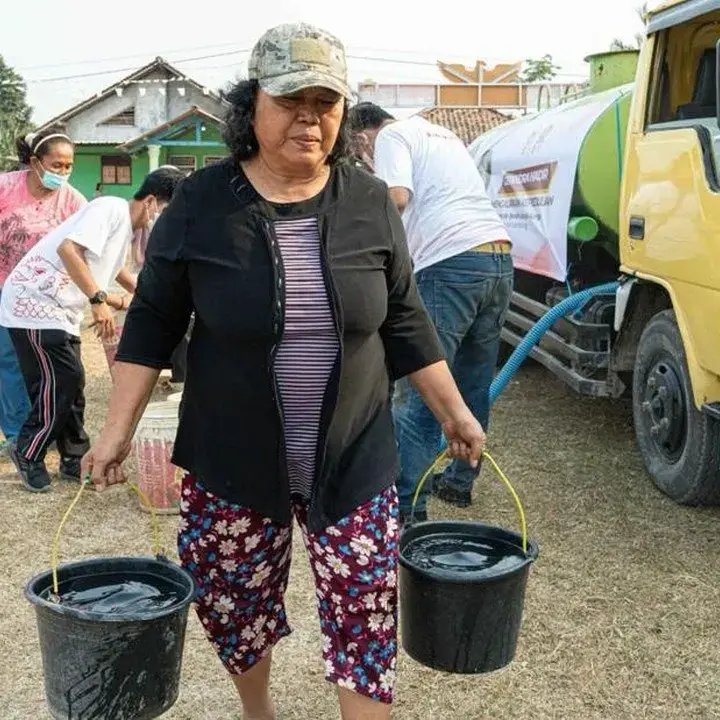 Legislator Gerindra Bagikan Masker dan Air Bersih untuk Warga Lampung Terdampak Abu Vulkanik