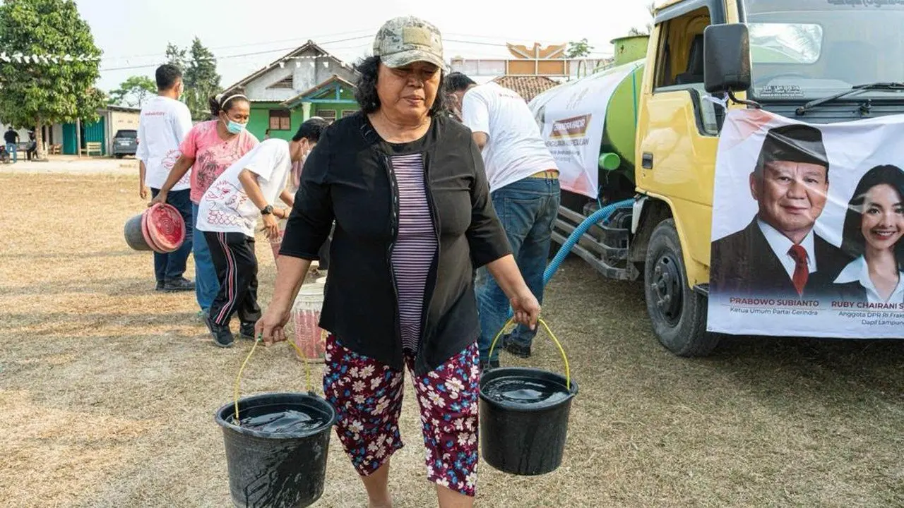 Legislator Gerindra Bagikan Masker dan Air Bersih untuk Warga Lampung Terdampak Abu Vulkanik