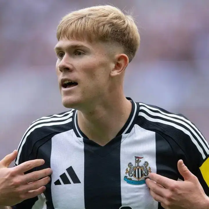 Lewis Hall Tegaskan Komitmennya pada Newcastle Meski Diincar Manchester United