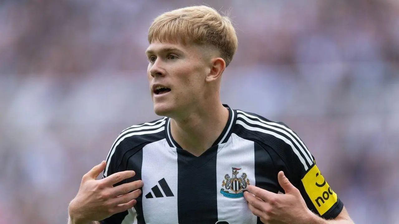 Lewis Hall Tegaskan Komitmennya pada Newcastle Meski Diincar Manchester United