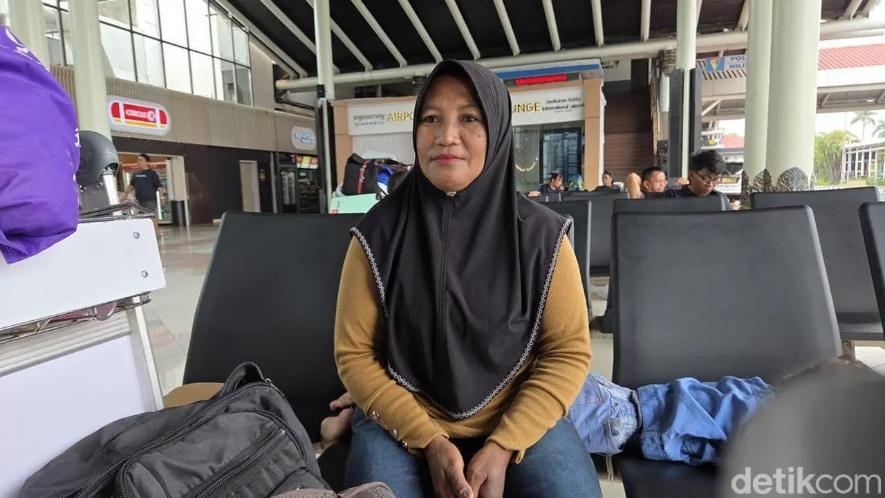 Mariyati dan Ratusan Penumpang Lain Terjebak di Bandara Soetta Akibat Abu Vulkanik