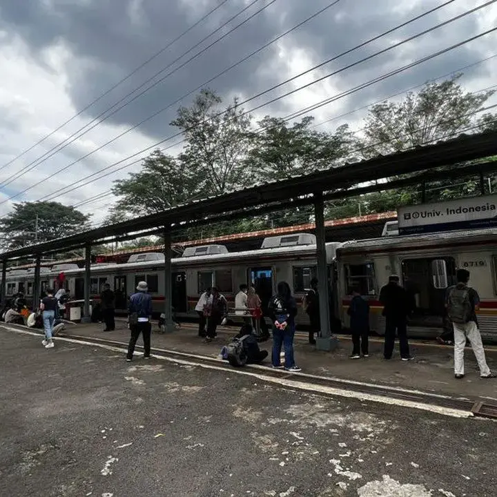 Masinis ke Toilet, KRL Terlambat 3 Menit di Stasiun UI