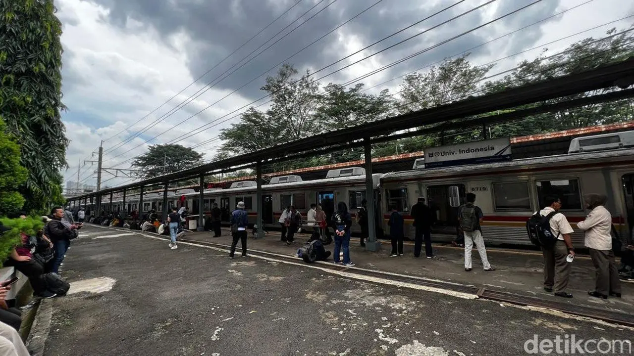 Masinis ke Toilet, KRL Terlambat 3 Menit di Stasiun UI