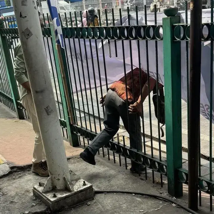 Pagar Stasiun Jatinegara Berlubang, Warga Pilih Jalan Pintas Meski Ada JPO