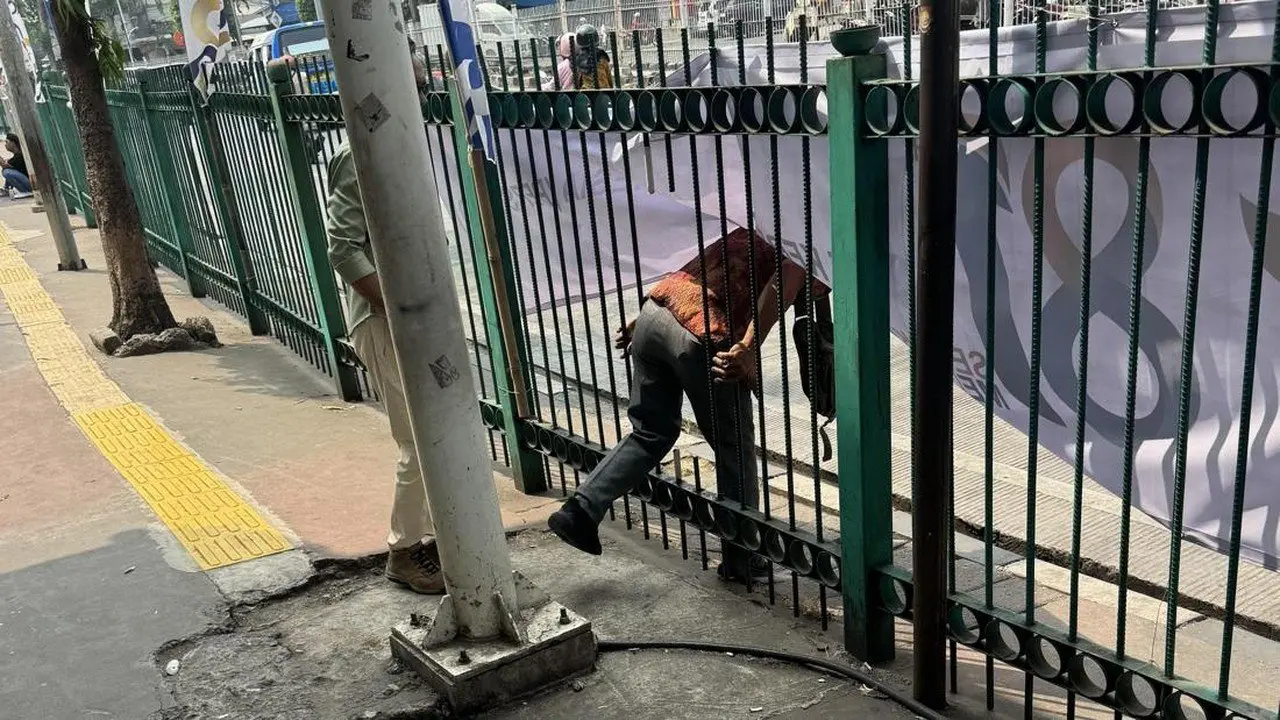 Pagar Stasiun Jatinegara yang Bolong Akan Diperbaiki
