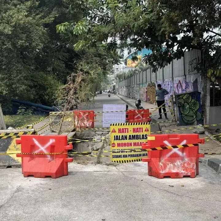Pemilik Truk Pasir Siap Perbaiki Jalan Amblas di Duren Sawit