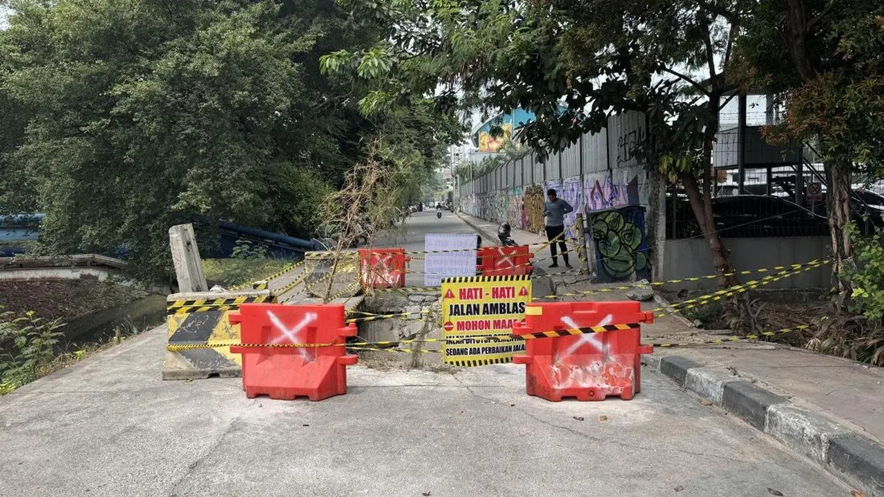 Pemilik Truk Pasir Siap Perbaiki Jalan Amblas di Duren Sawit