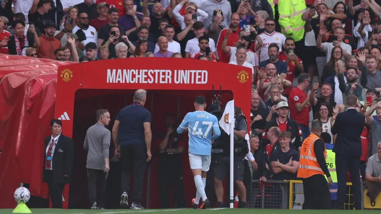 Phil Foden Santai Usai Kartu Merah, Balas Sindiran Fans MU