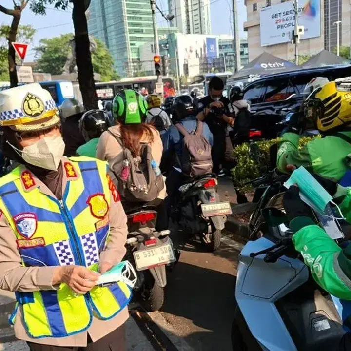 Polda Metro Jaya Bagikan 20 Ribu Masker untuk Ojol Antisipasi Abu Vulkanik