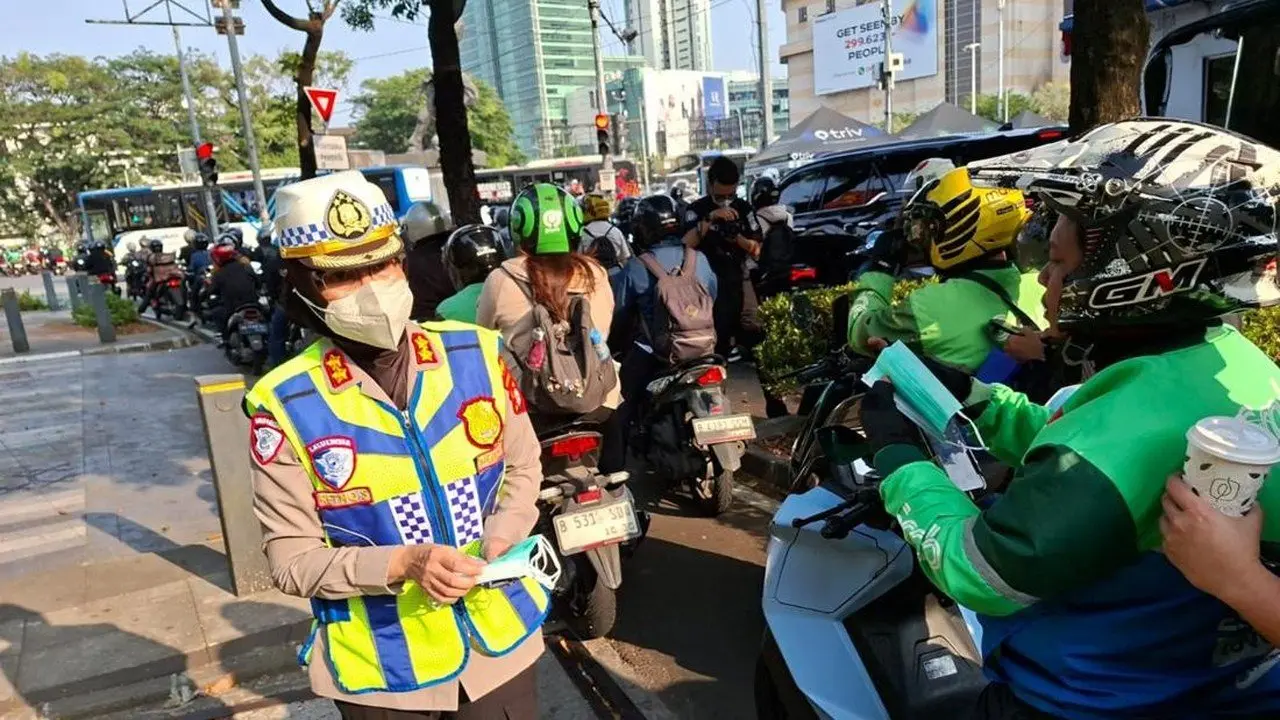 Polda Metro Jaya Bagikan 20 Ribu Masker untuk Ojol Antisipasi Abu Vulkanik