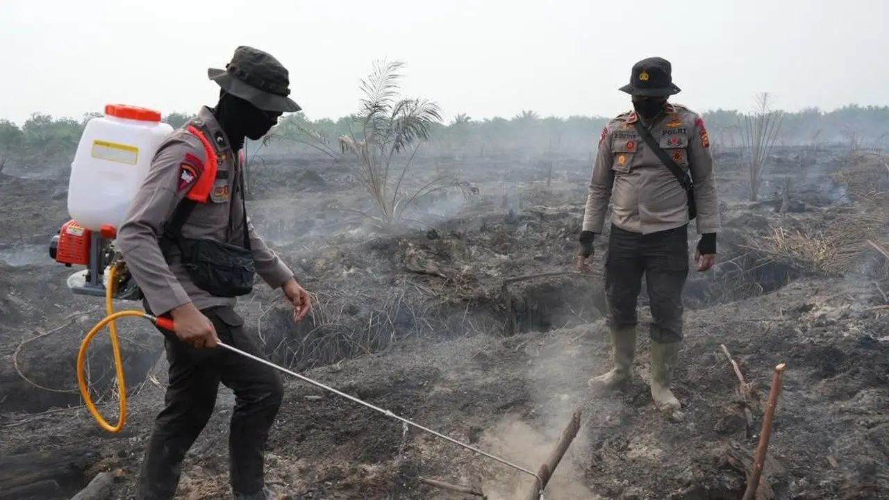 Polda Riau Uji Coba Inovasi Cairan X-Fire untuk Padamkan Karhutla Lahan Gambut