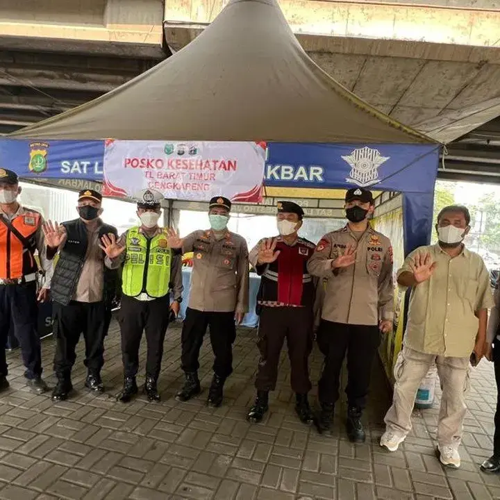 Polres Jakbar Semprot Jalan dan Bagikan Masker Antisipasi Abu Vulkanik Krakatau