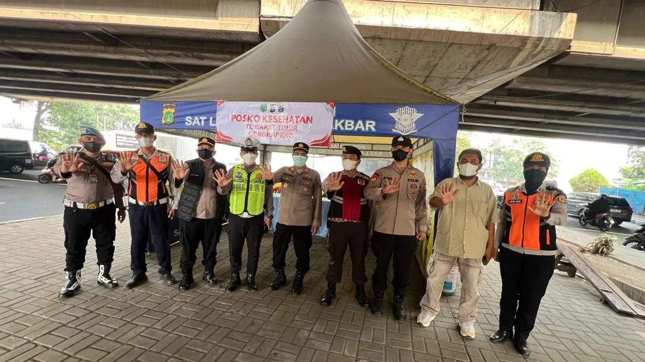 Polres Jakbar Semprot Jalan dan Bagikan Masker Antisipasi Abu Vulkanik Krakatau