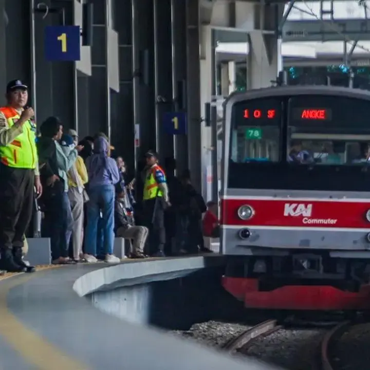 Pria Diduga Coba Bunuh Diri di Rel Stasiun Tanah Abang, Petugas Sigap Bertindak