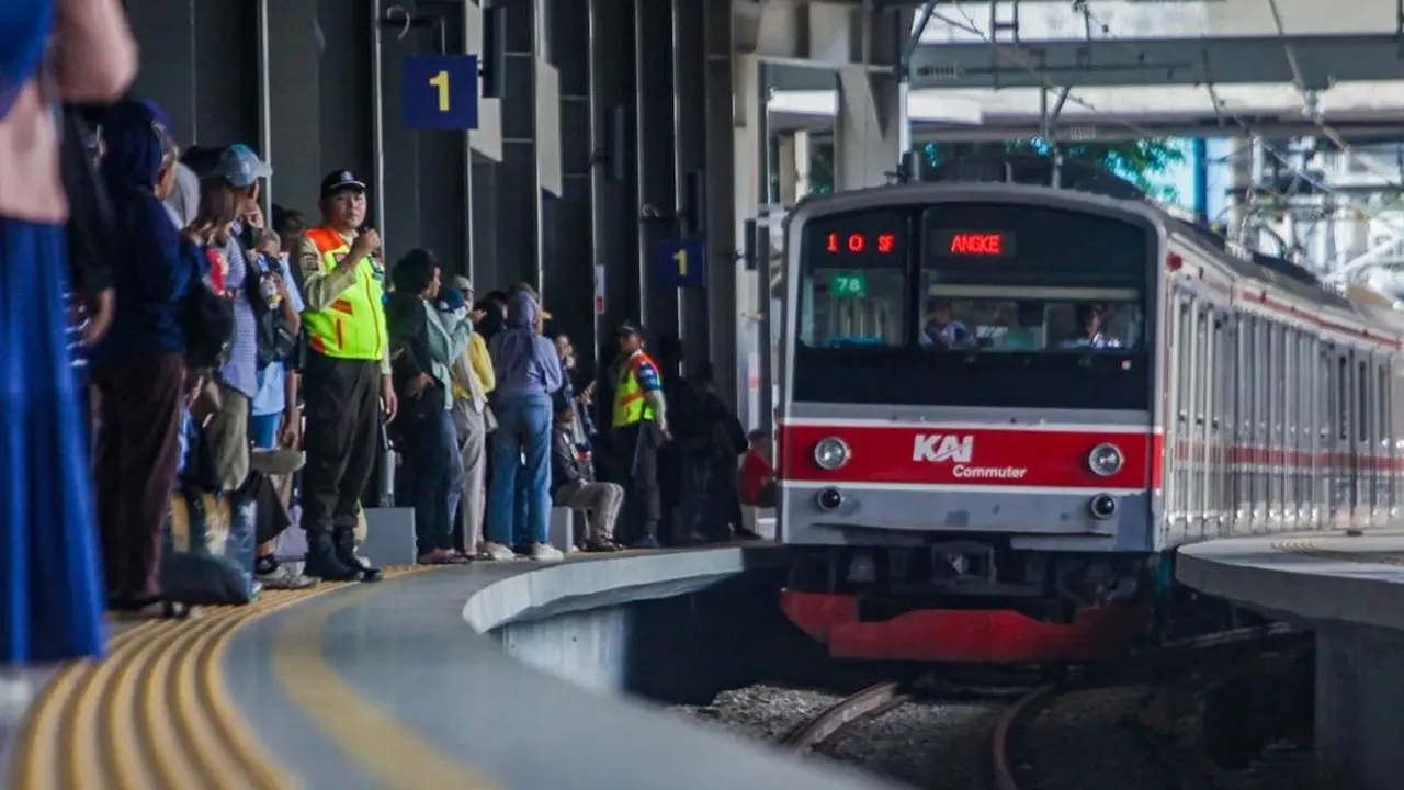Pria Loncat ke Rel Stasiun Tanah Abang, KRL Terpaksa Rem Mendadak