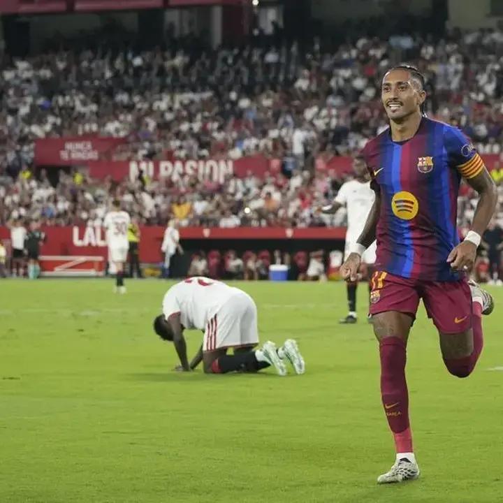 Raphinha Cetak Hattrick, Barcelona Taklukkan Sevilla 3-1 di Kandang