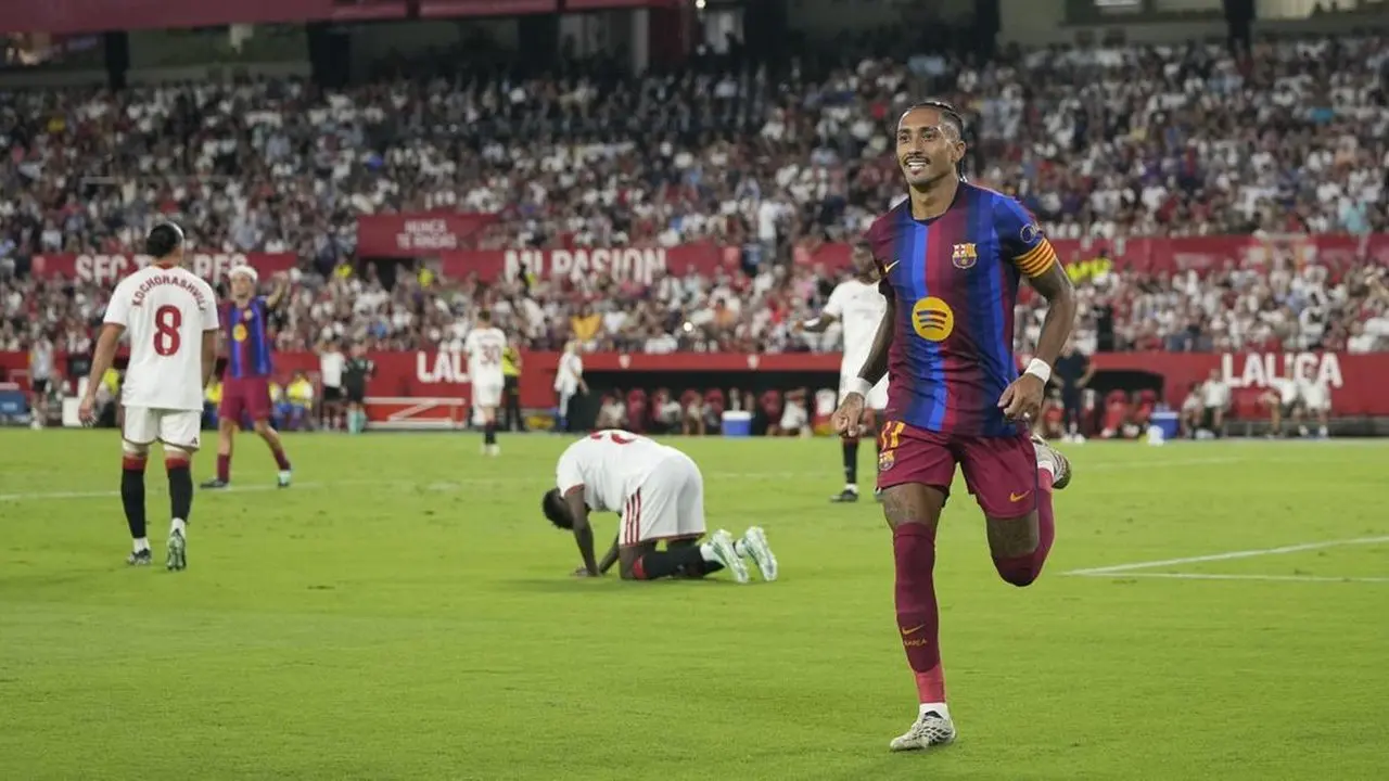 Raphinha Cetak Hattrick, Barcelona Taklukkan Sevilla 3-1 di Kandang