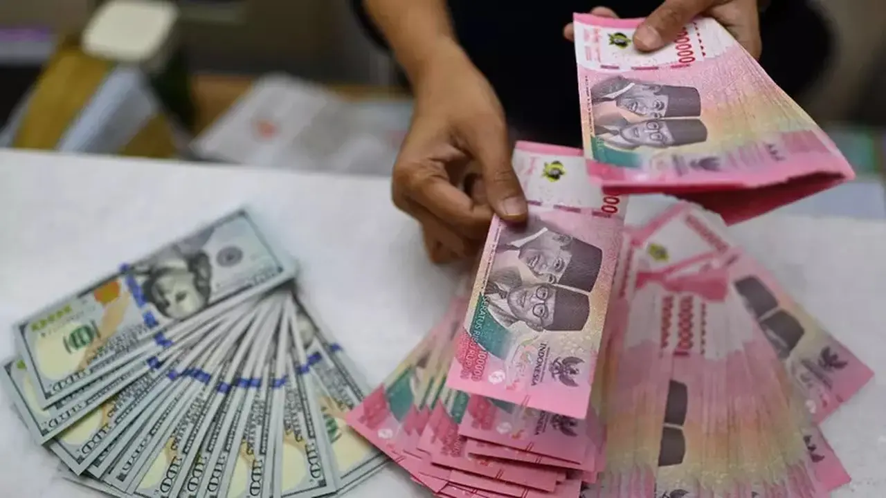 Rupiah Diperkirakan Melemah Pekan Ini Akibat Sentimen Global dan Domestik