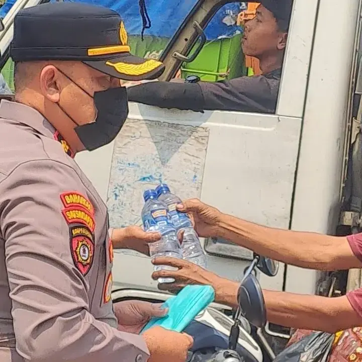 Tanggap Abu Vulkanik Anak Krakatau, Polres Serang Bagikan Masker ke Warga