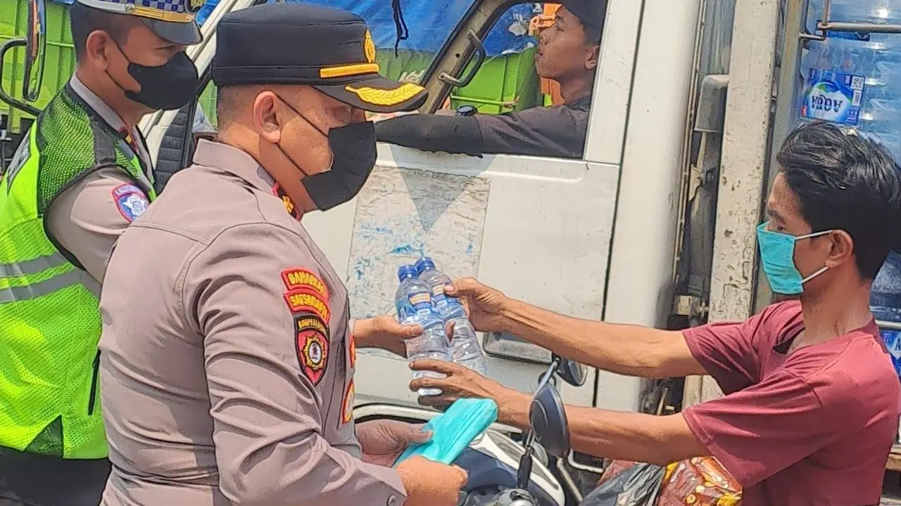 Tanggap Abu Vulkanik Anak Krakatau, Polres Serang Bagikan Masker ke Warga