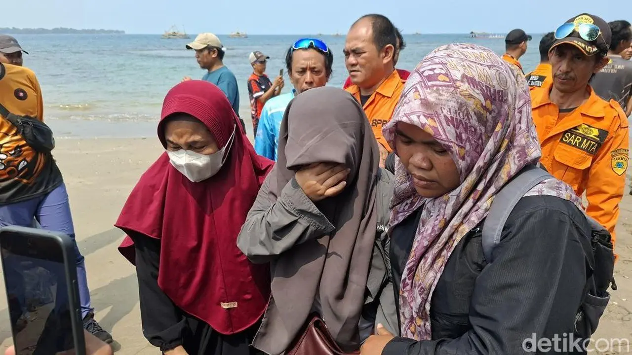 Tangis Histeris Istri Jurnalis Hilang di Anak Krakatau: Tolong Pak...