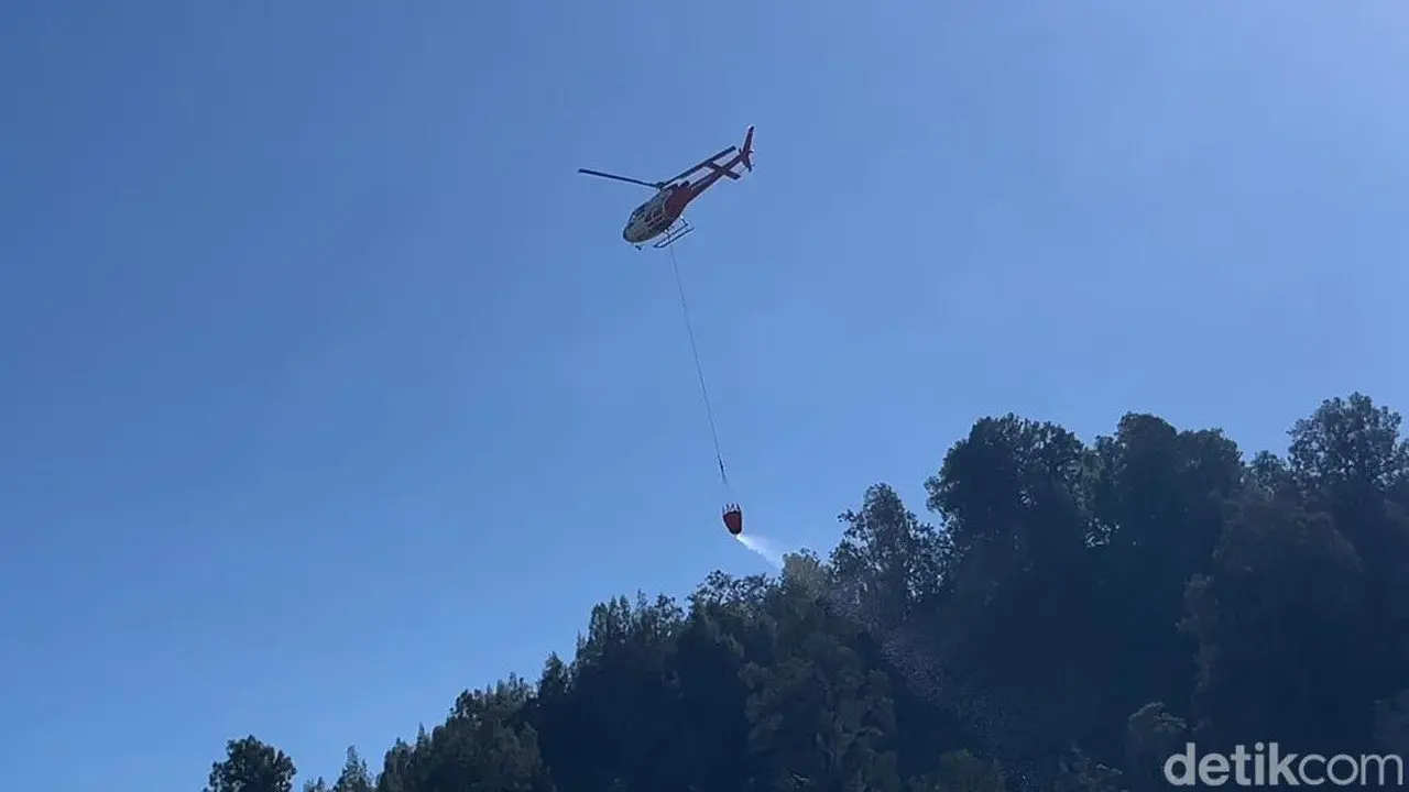 TNI AU Siap Kerahkan Helikopter Water Bombing untuk Padamkan Api di TPA Galuga Bogor