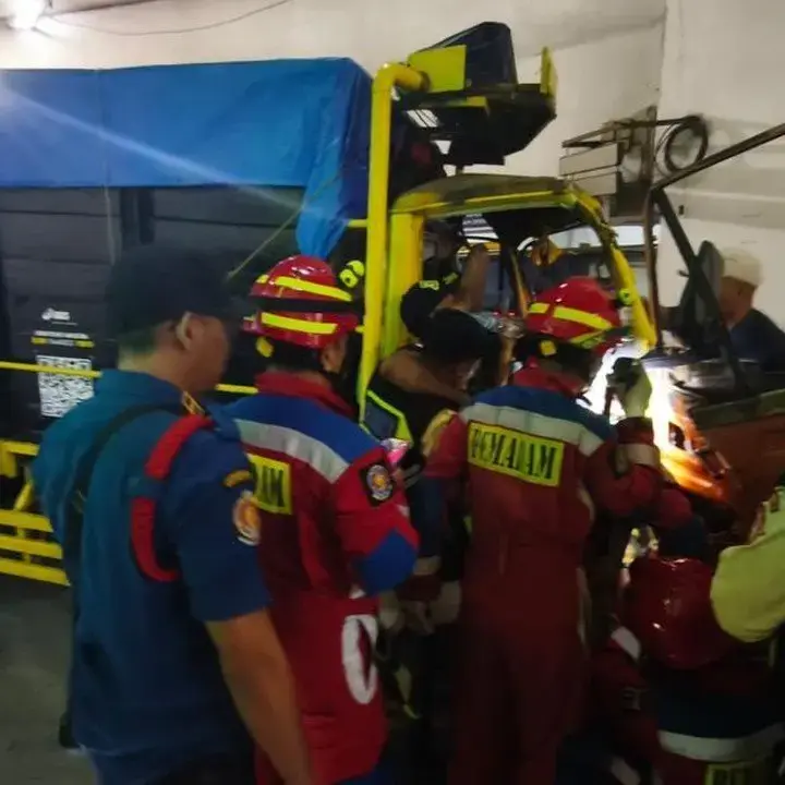 Truk Tabrak Tembok Mal Tebet Akibat Rem Blong, Sopir Terjepit