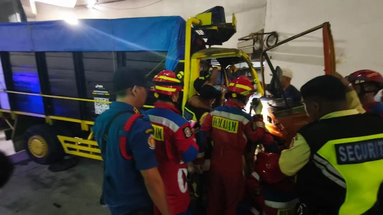 Truk Tabrak Tembok Mal Tebet Akibat Rem Blong, Sopir Terjepit