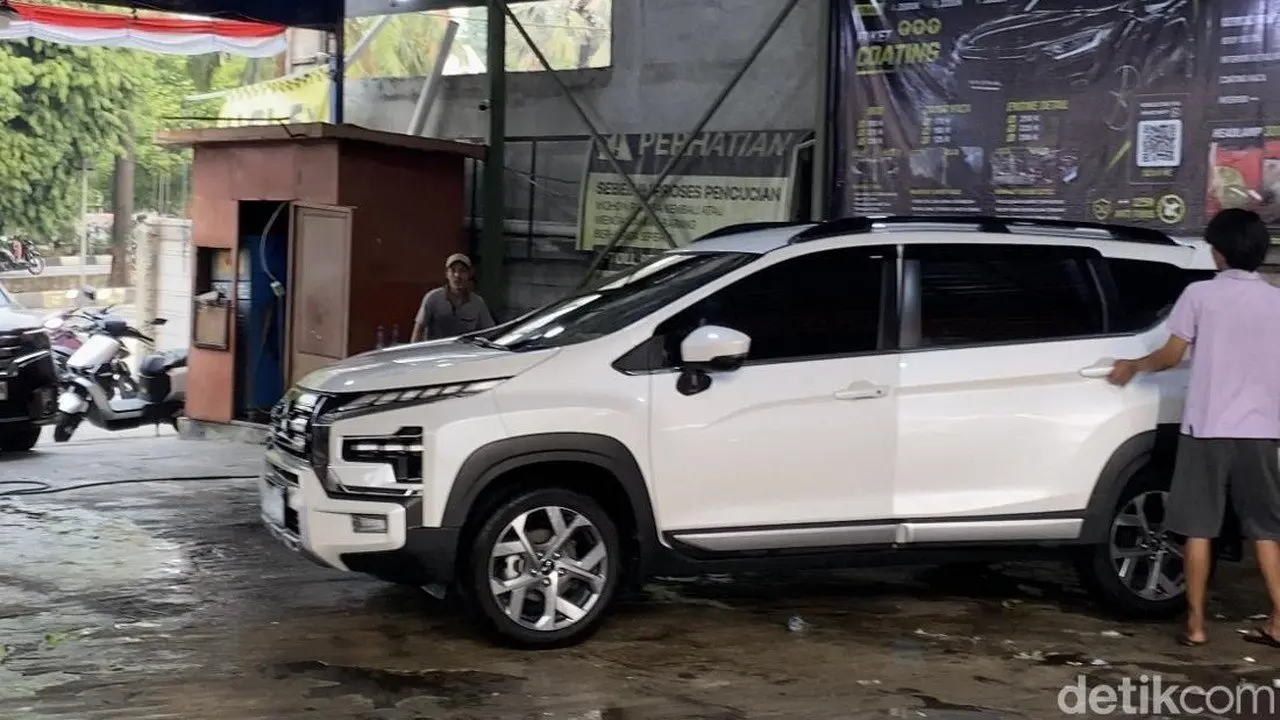 Warga Depok Serbu Tempat Cuci Mobil Pasca Hujan Abu Vulkanik Gunung Anak Krakatau